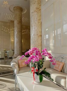 Sảnh chờ Mai Vy Hotel Tây Ninh sang trọng với hoa tươi trang trí